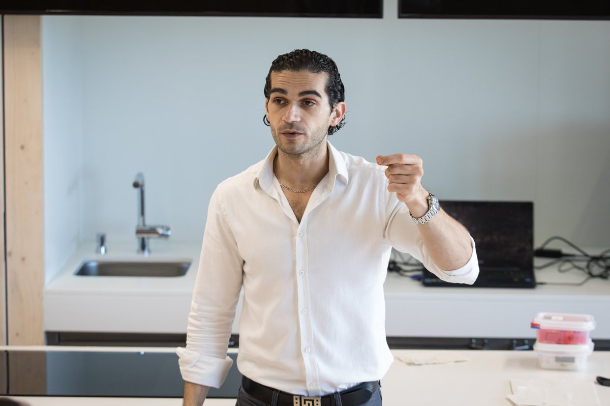 bculinary's tweet photo. El fundador de @KitchenTheory @Jozef_Youssef explica a los alumnos/as de #MasterBCC como los sentidos pueden alterar la percepción de sabor https://t.co/eNC2PrsdYl