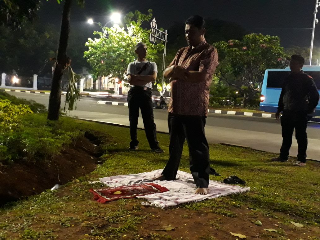 FSPMI_KSPI's tweet photo. Presiden Buruh, @KspiCitu @FSPMI_KSPI  Said Iqbal masih bertahan bersama mahasiswa 
#SidangRakyat 
#3TahunJokowiJK
#MahasiswaBersamaRakyat https://t.co/rveVu33kEE