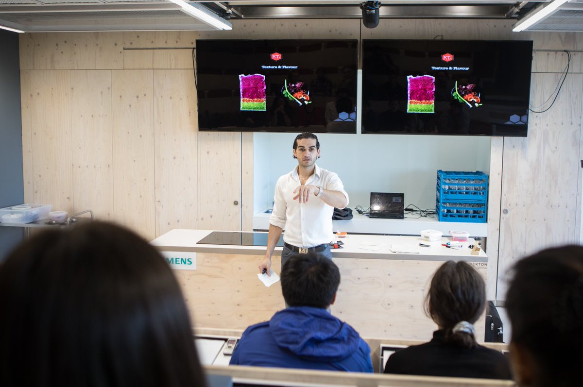 bculinary's tweet photo. El fundador de @KitchenTheory @Jozef_Youssef explica a los alumnos/as de #MasterBCC como los sentidos pueden alterar la percepción de sabor https://t.co/eNC2PrsdYl
