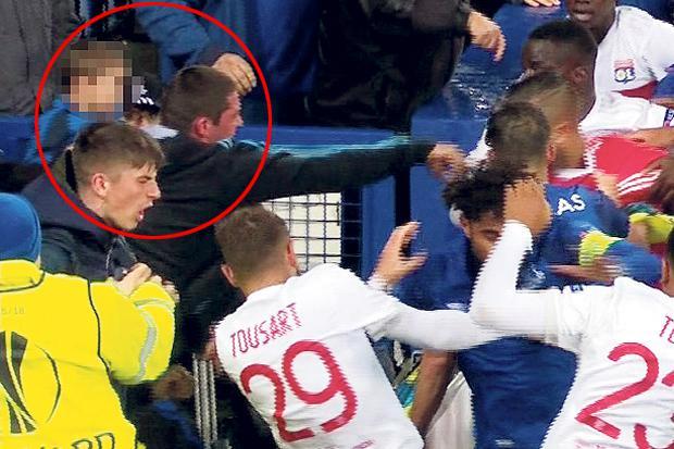 DimazGeit's tweet photo. @MirandavanBoeij @EWdeVlieger Jup. Maar ja, voetbaltokkies. Gisteravond dacht een Everton-supporter mee te moeten vechten met zijn zoontje op de arm. #EVELYO https://t.co/B0GvVvz4Dn