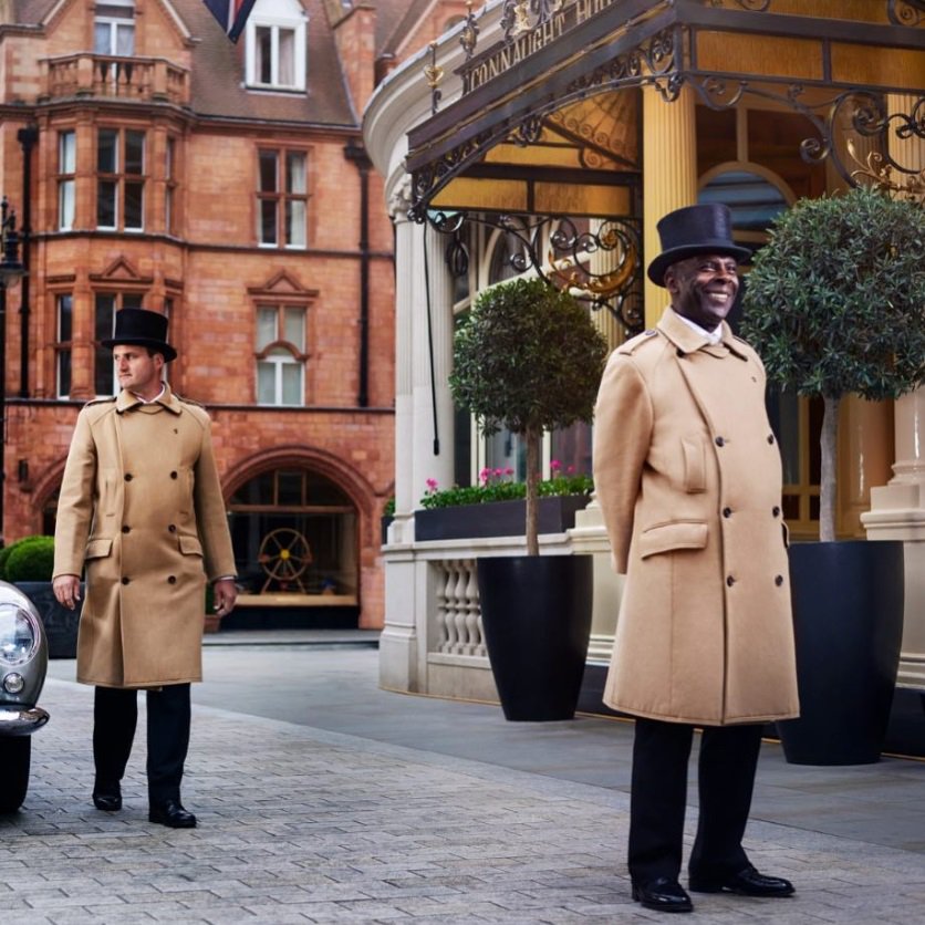 Good Afternoon Mayfair 🎩#doormenonduty #theconnaught #happyfriday #mayfairmoments