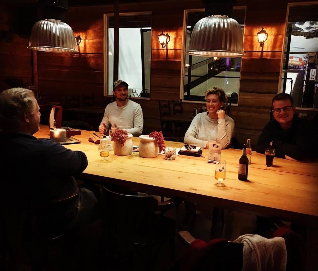 CoopSimonides's tweet photo. #Vrijdagmiddagborrel in de après ski bar! Onze #achterburen. #frimibo #enHinkelien https://t.co/zxnu3GOACK https://t.co/o9r4EzQRmQ