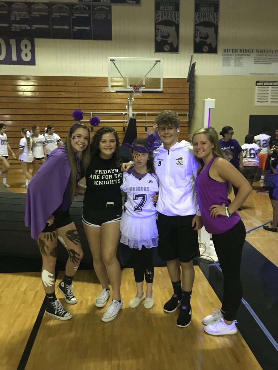 shannannn_'s tweet photo. glad to have my sister by my side and seeing her big smile and everyone lighting up her world π #HocoWeek17 #glowcrazy @rrhsknights https://t.co/zMkQhV9uuu