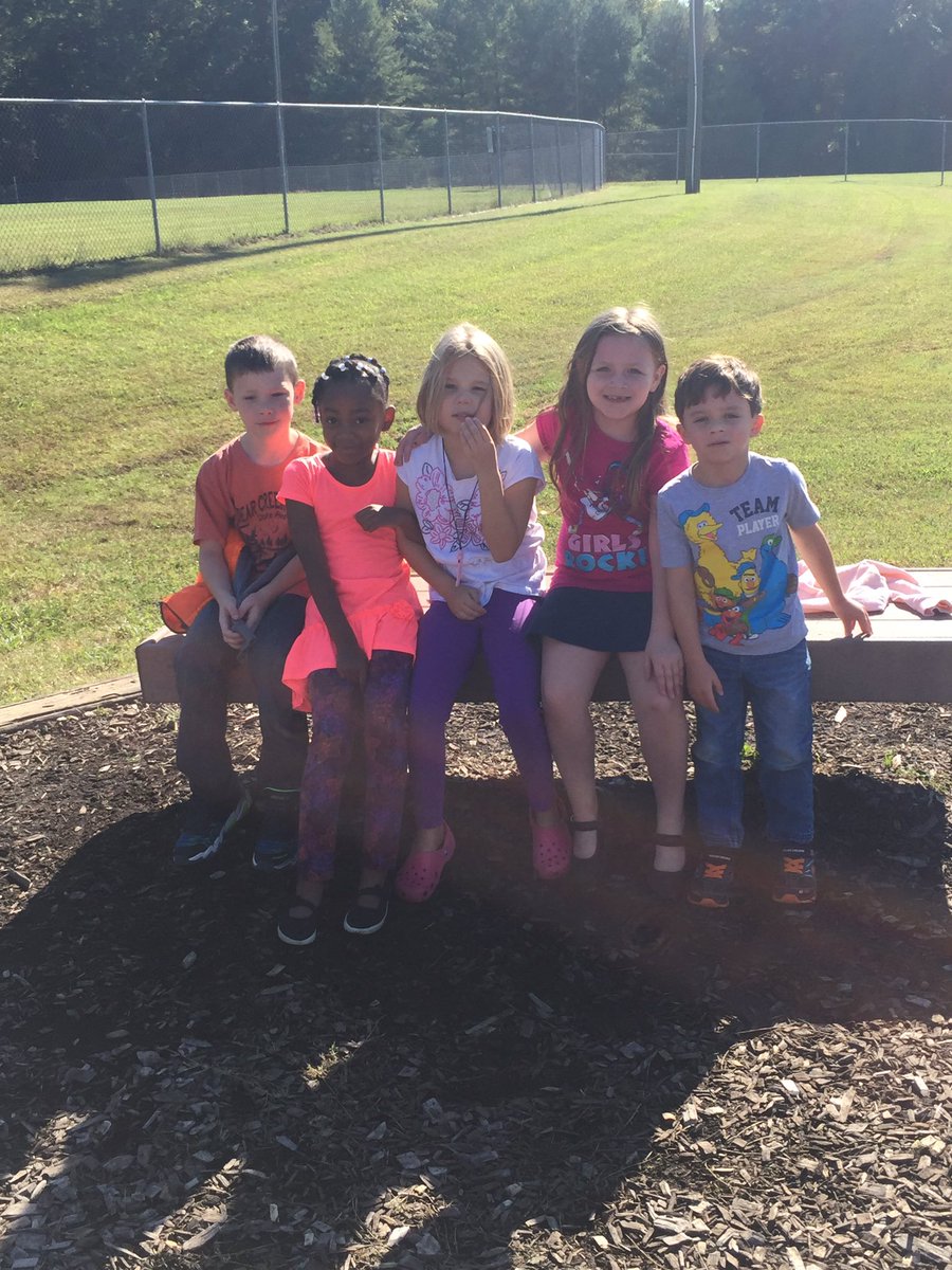 ShortridgeRobin's tweet photo. Recess fun with first grade #pocaprek5 https://t.co/Da53pqZgeT