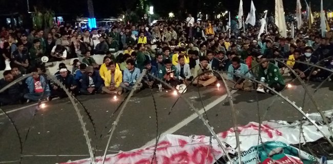 MCAOps's tweet photo. 22:15 Buruh dan BEM Indonesia masih berkumpul di depan Istana, tetap menunggu @Jokowi.
#SidangRakyat https://t.co/jp3wcDe9Y8
