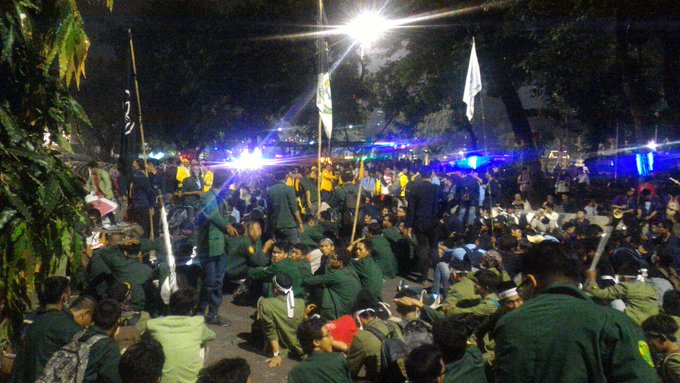 22:15 Buruh dan BEM Indonesia masih berkumpul di depan Istana, tetap menunggu <a href="/Jokowi/">Joko Widodo</a>.
#SidangRakyat