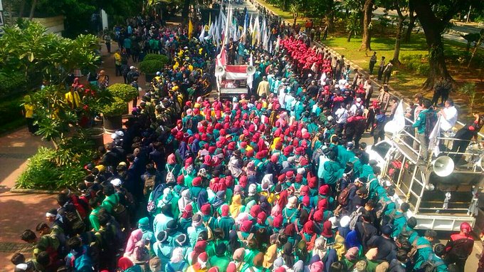 MCAOps's tweet photo. 22:15 Buruh dan BEM Indonesia masih berkumpul di depan Istana, tetap menunggu @Jokowi.
#SidangRakyat https://t.co/jp3wcDe9Y8