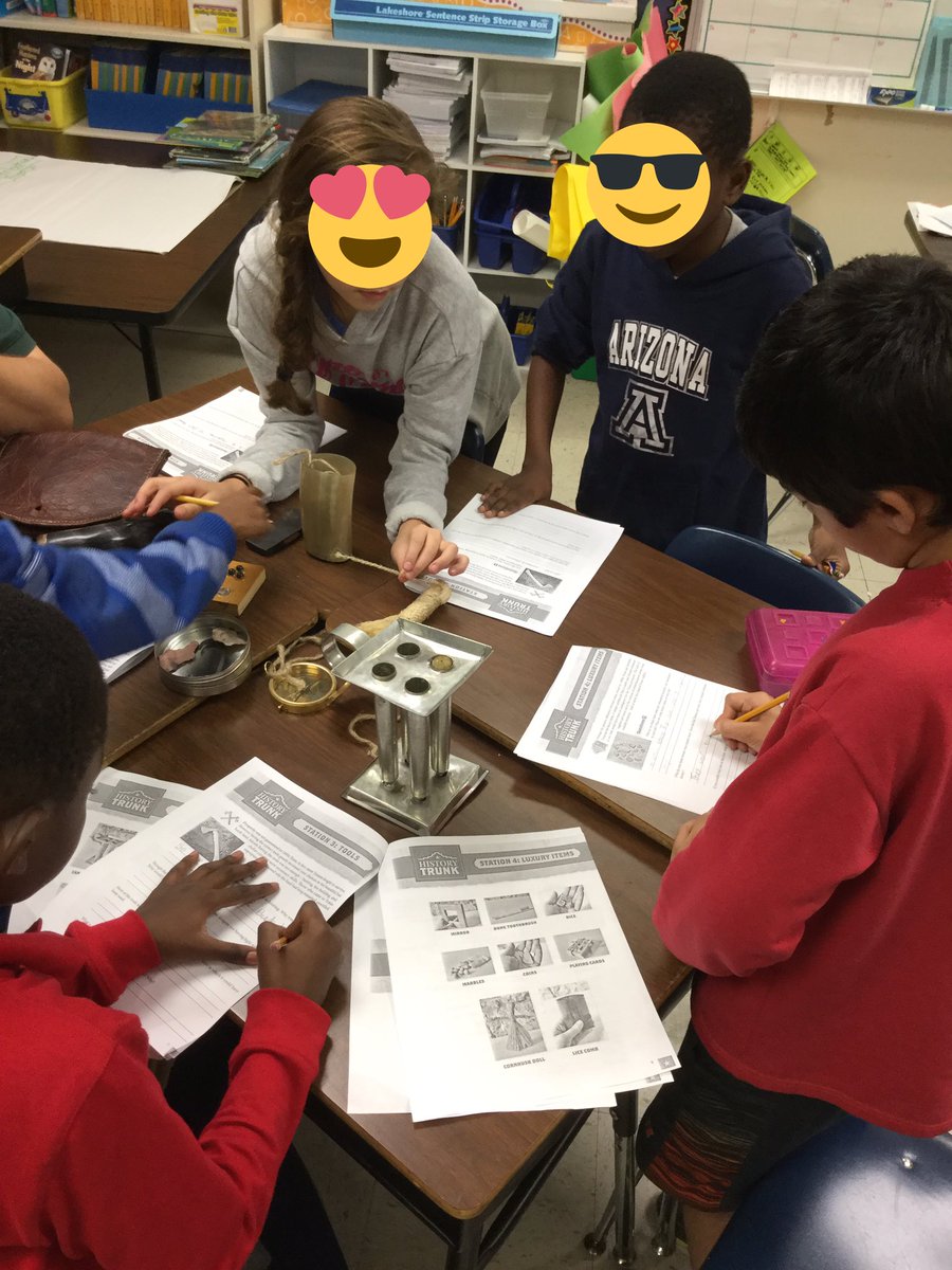 SharpJ4thNISD's tweet image. Exploring the living history trunk from the Alamo! #CNEpawsup