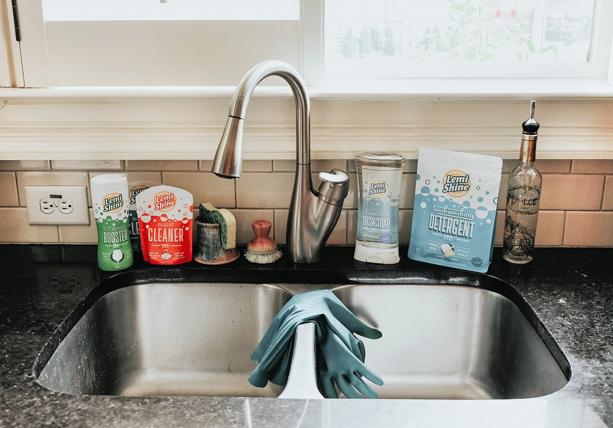 chanelvanreenen's tweet photo. My favorite #nontoxic cleaning supplies from @LemiShine will get you #holiday ready! https://t.co/R34Ty4NQTm #ad #CleanFreakClean https://t.co/Y7jaKlg78P