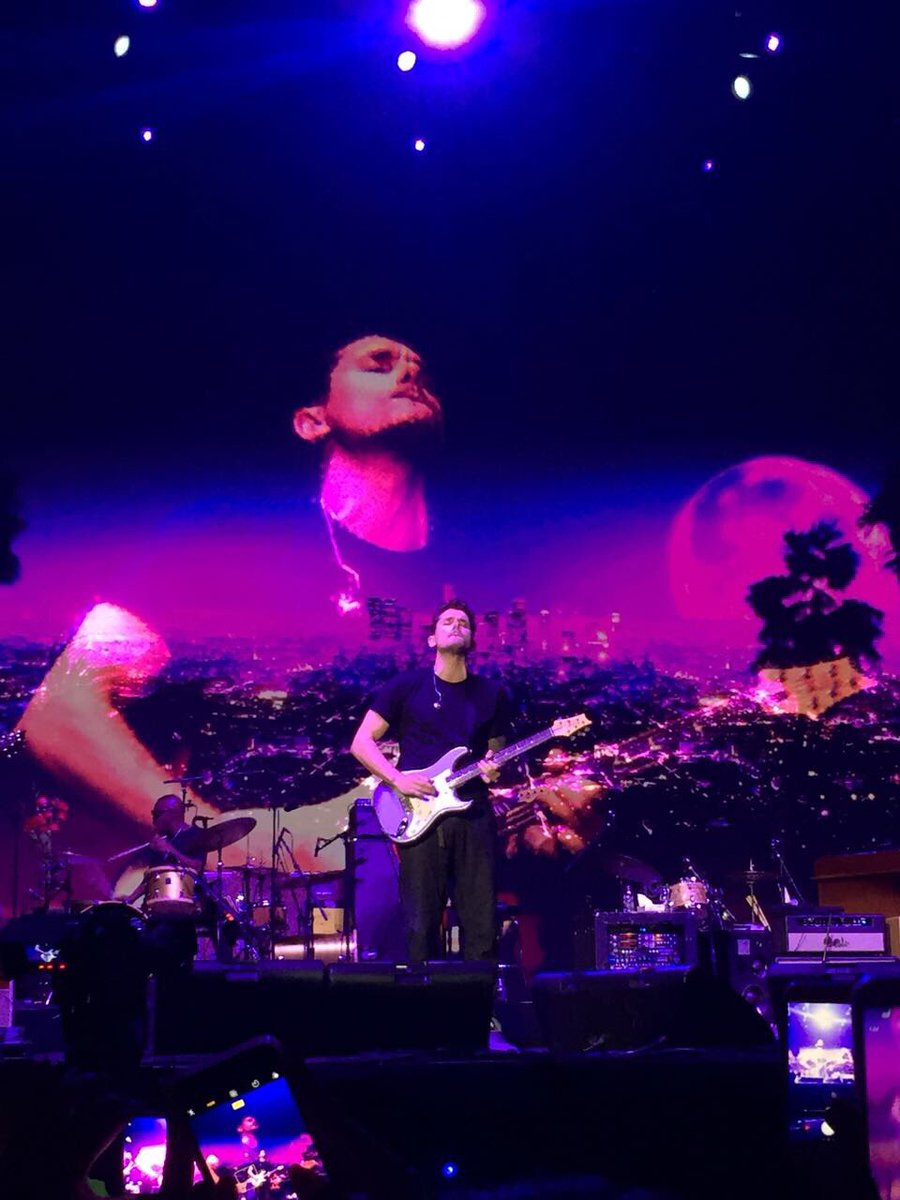 Chicao_92's tweet photo. @JohnMayer flying to the moon... 🌕 https://t.co/8AU3LRPA3t