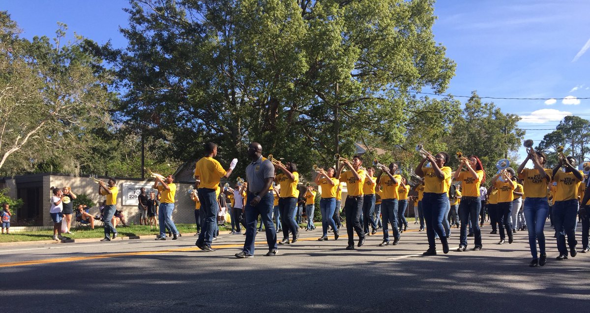 TakedownVHS's tweet photo. VHS #MarchingCats in today's #Homecoming parade https://t.co/wtwRq3FkGb