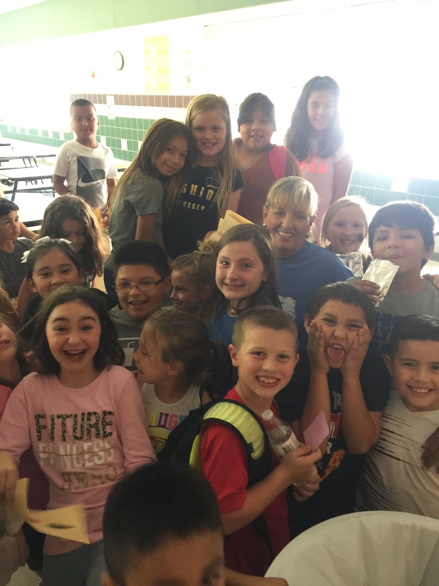 vickielasterosu's tweet photo. SEGUIN 3rd graders say good-bye to long- term sub Tara Forrest https://t.co/wHolO0b1A6