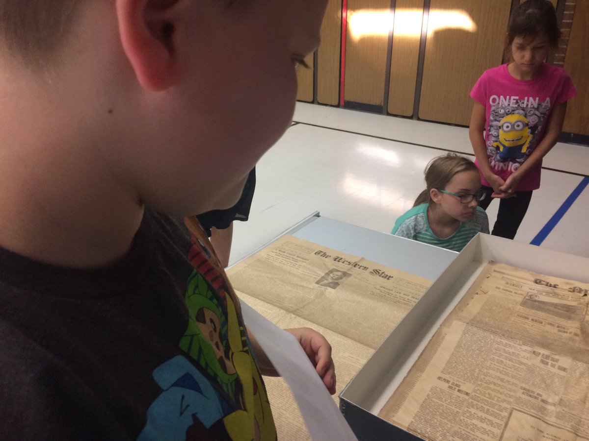 LeaStutzman's tweet photo. Learning about primary resources. Thanks Warren County Historic Society for bring in 100 year old artifacts. #loveourcommunity #KLSDStaff https://t.co/QIJEnKe7WI