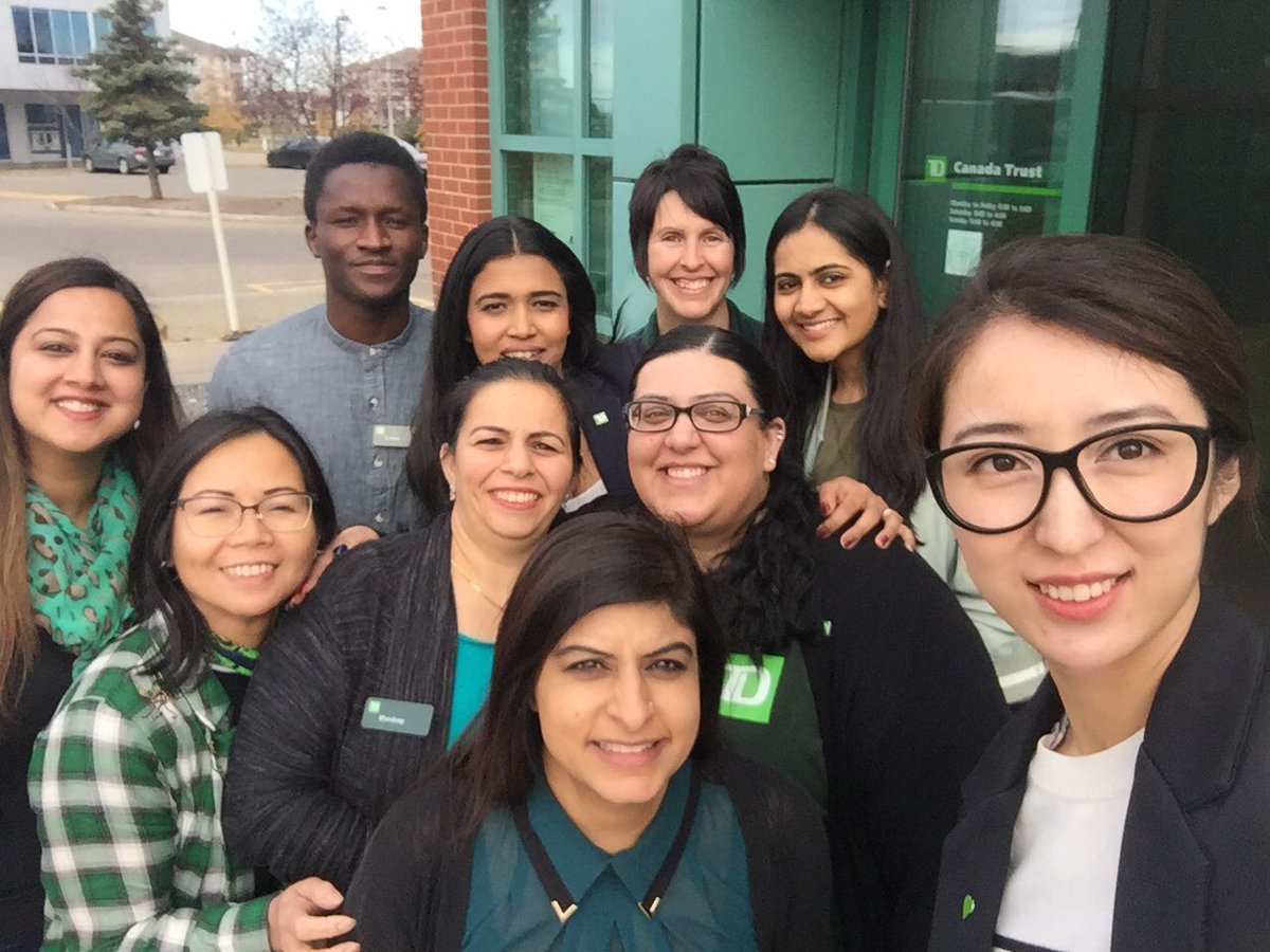 Lobby leadership at a whole new level. Meeting customers outside the branch  #systemsdown #groupselfies @LindenSmail <a href="/AnnechristineG/">Anne-Christine Gagné</a>