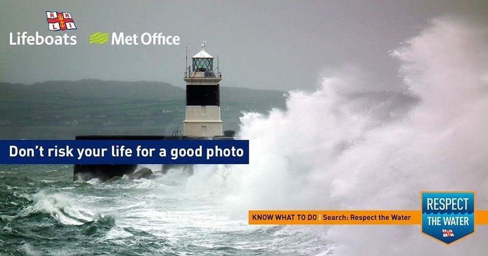 RNLI_Barmouth's tweet photo. No photo is worth your life. #StormBrian https://t.co/BO2xcYqxBU