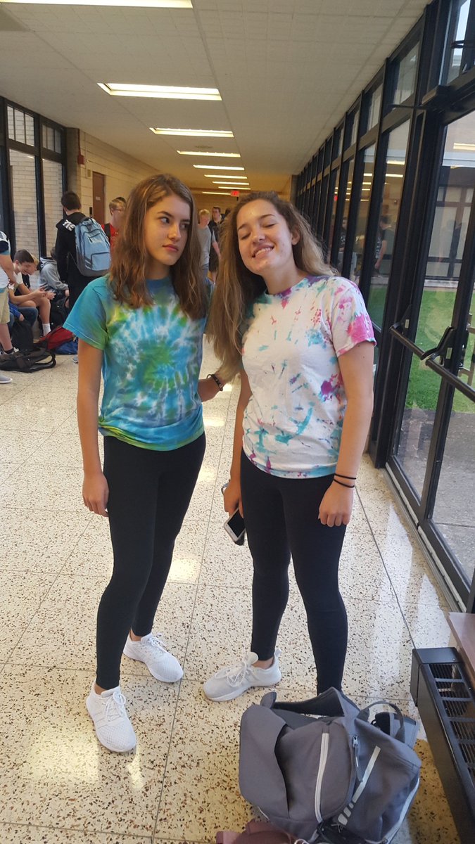 CJ_Legs's tweet photo. Not sure if these 2 @burrell_xc girls are twins, but they sure do dress alike. So just in case, HBD to @alyssamiIIer and @schweemiller01 https://t.co/XBBKqDS4c5
