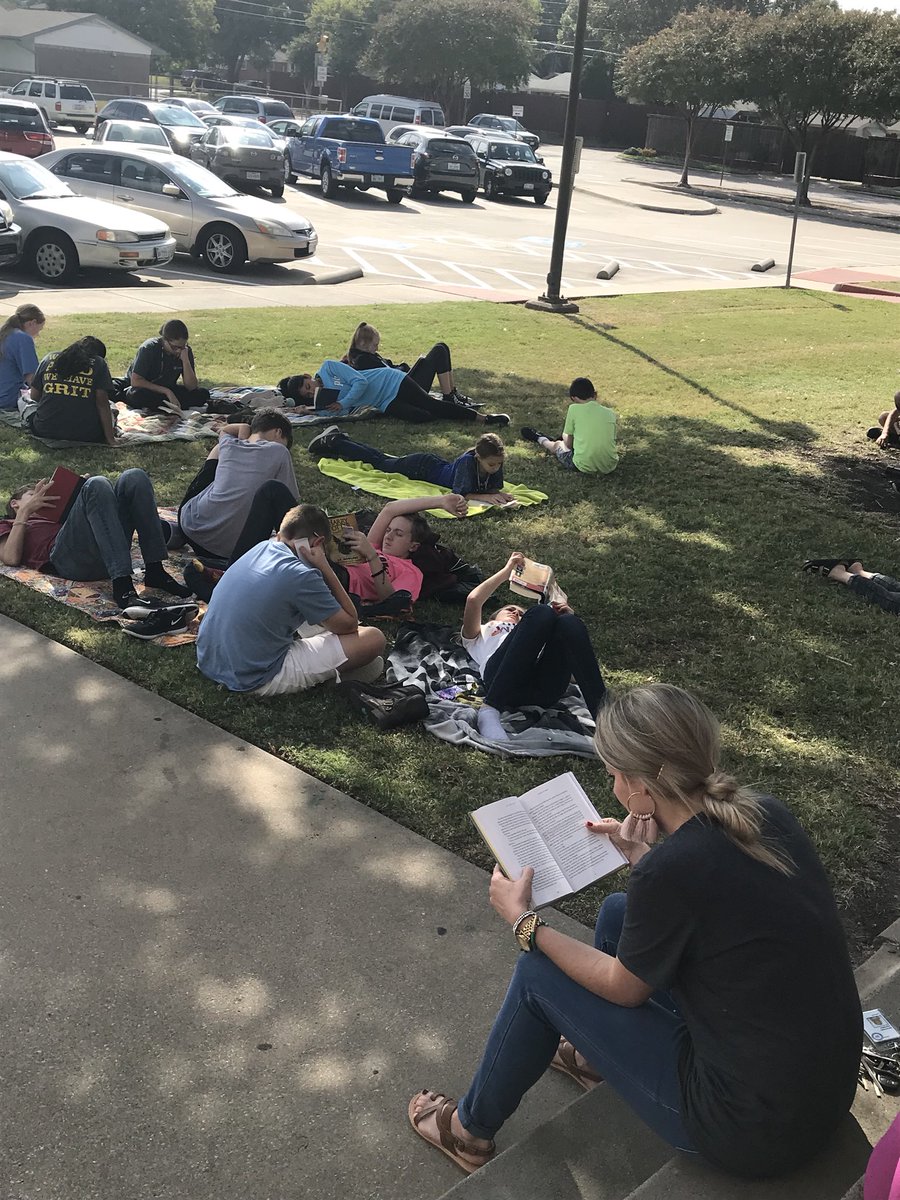 MrsSneed18's tweet photo. Reading on the lawn with Ms. Hoffman’s class @NorthJuniorHigh! Thanks for having me! #RISDReads2017 @ELAinRISD https://t.co/WxIhu84p7m