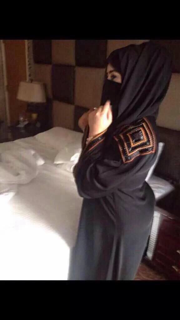 f_7_ly4's tweet photo. مستفحل وتشوف هالمناظر يوميا ابيتكم ترا كلها فتره وتكون #ديوث بدون شرف #ديوث_بدوي https://t.co/YspA2F97mU