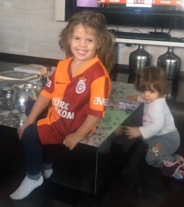 💛❤️ Inter’in yıldızı Mauro Icardi’nin kızı Fran, Galatasaray formasıyla...