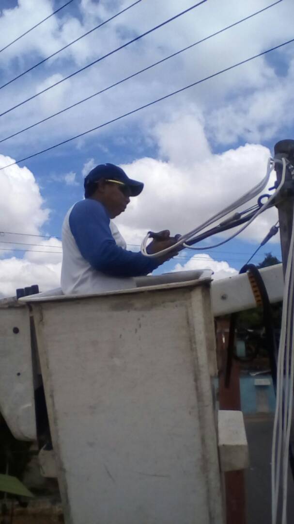 LacavaEnTuits's tweet photo. Reactivando parte alumbrado publico en la autopista del circuito este cerca de  San Blas frente al Barrio la California https://t.co/Yc4uLaLo8b
