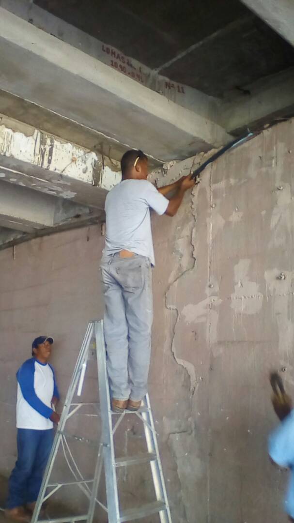 LacavaEnTuits's tweet photo. Reactivando parte alumbrado publico en la autopista del circuito este cerca de  San Blas frente al Barrio la California https://t.co/Yc4uLaLo8b
