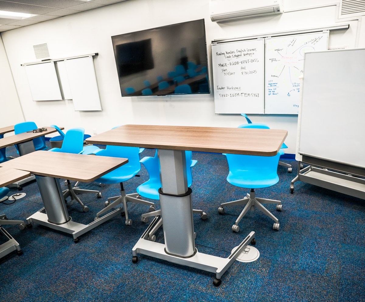 mytakeontech's tweet photo. Wouldn't you want to train teachers here? #WhiteboardWalls #SitStand #flexible #MultipleMonitors #learningspace #4cle @LagunaBeachUSD https://t.co/tNjY5CuiqJ