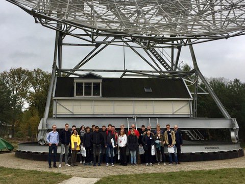 radiotelescoop's tweet image. Vandaag hebben 16 scholieren voor hun profielwerkstuk de Krabpulsar gemeten met de telescoop, en @ASTRON_NL bezocht. Succes met jullie pws!