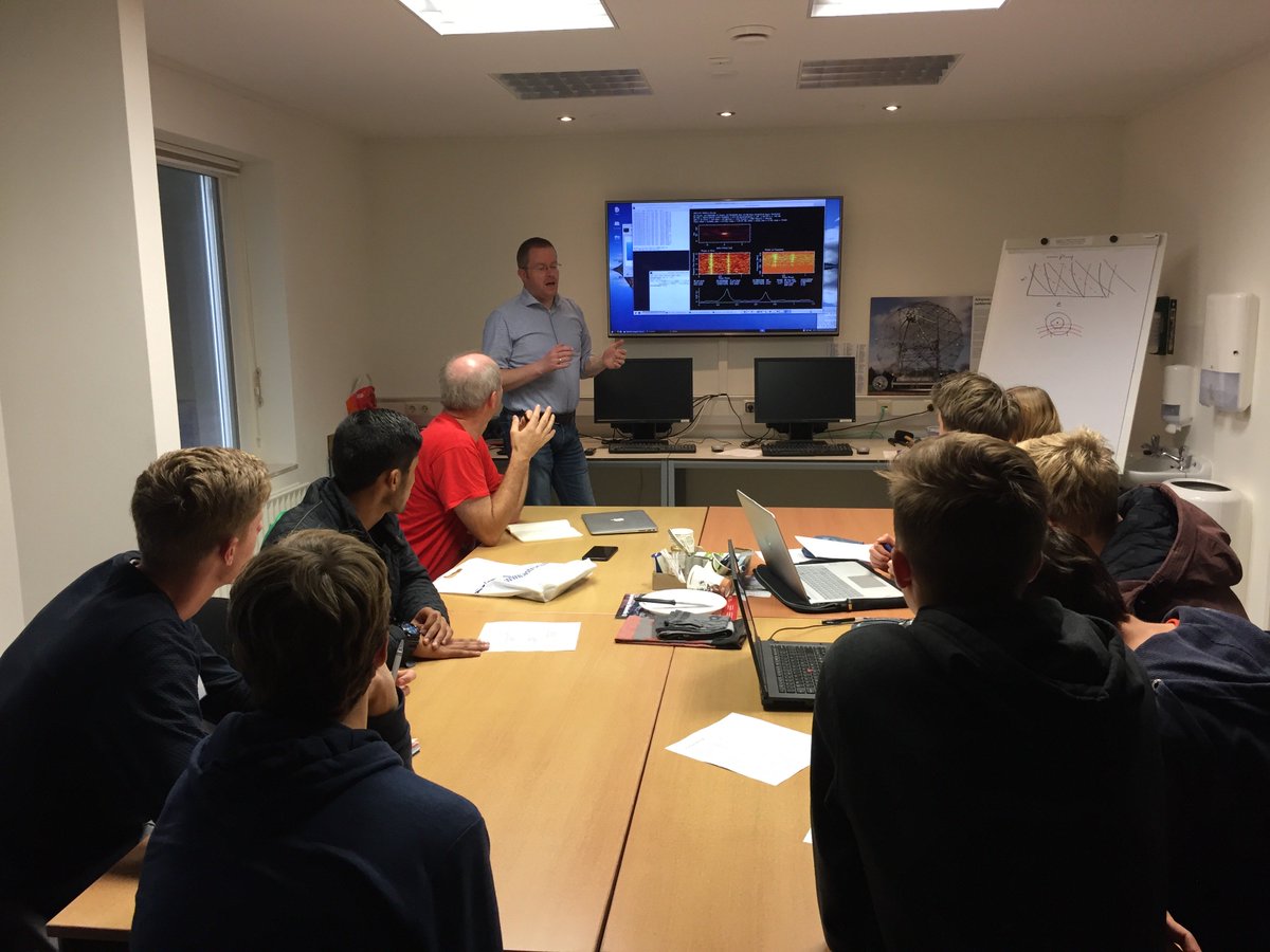 radiotelescoop's tweet image. Vandaag hebben 16 scholieren voor hun profielwerkstuk de Krabpulsar gemeten met de telescoop, en @ASTRON_NL bezocht. Succes met jullie pws!