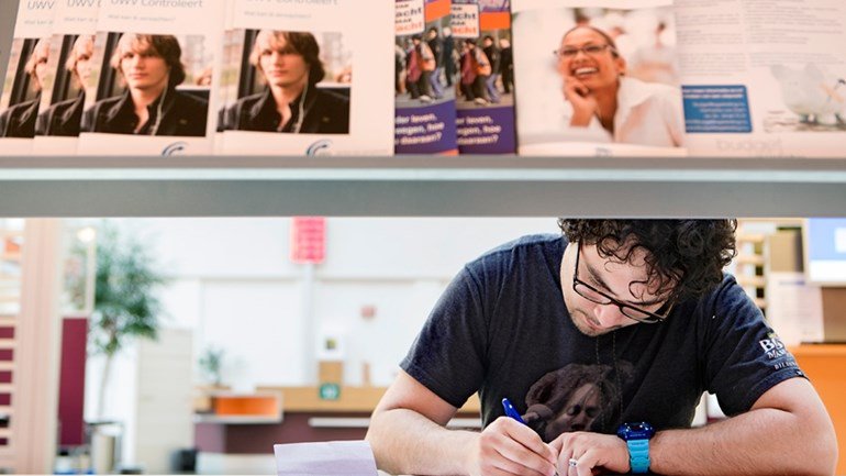 RTVDrenthe's tweet photo. Het UWV wil dat Drentse werklozen worden omgeschoold. Hun opleiding sluit vaak niet aan bij bestaande vacatures https://t.co/JcnMJWXBsY https://t.co/O1S4qX6vUz