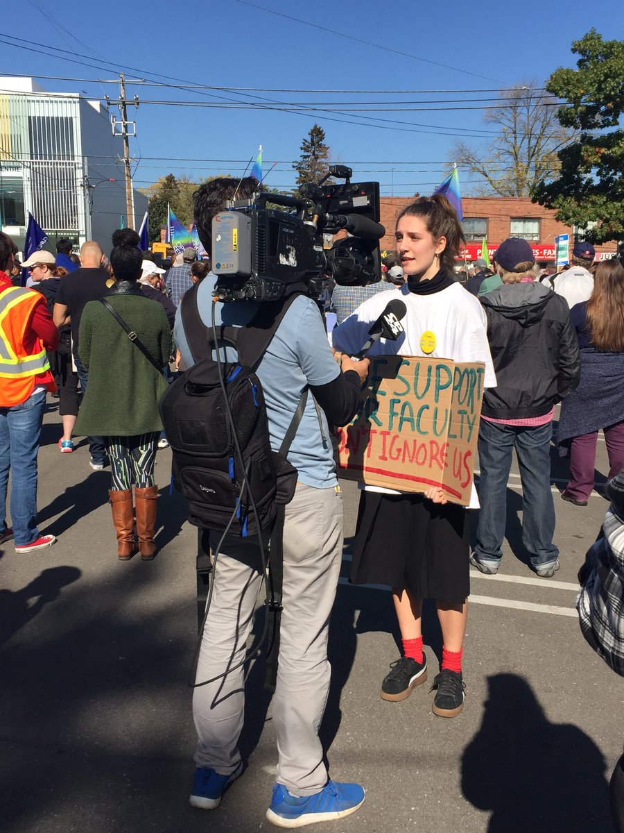 moore_siobhan's tweet photo. .Week 1 ends & struggle goes on. More pics of today’s rally at Lakeshore campus.#StandWithFaculty #WalkForStudents #OPSEU562 #CollegeStrike https://t.co/1Q54IKhrX3