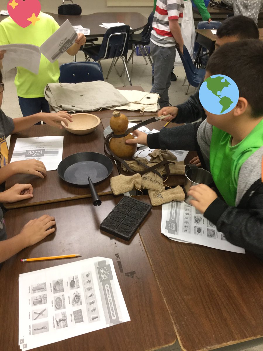 SharpJ4thNISD's tweet image. Exploring the living history trunk from the Alamo! #CNEpawsup