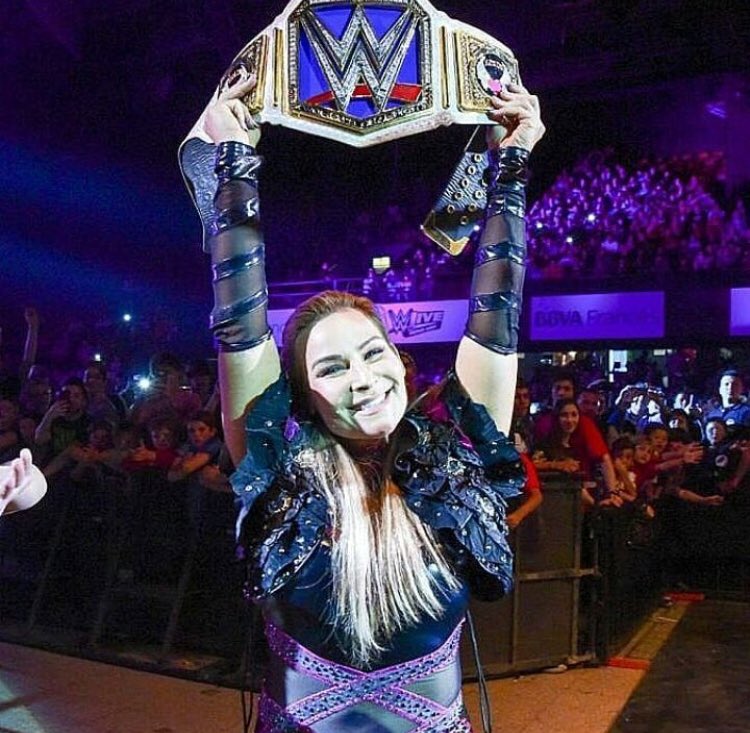 NatbyNature's tweet photo. Tonight I take on the Glow Queen @NaomiWWE in Buenos Aires and remind her of why I’m the BEST there is..... 👊 #wwelive #forever https://t.co/lrOHH8kgCH