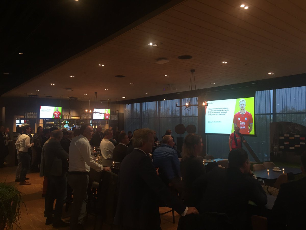 Jean-Paul de Jong en Rob Zomer presenteren de 'FC Utrecht sjaal-om sjaal-af quiz' aan de leden van <a href="/FCUBusiness/">FC Utrecht Business</a>