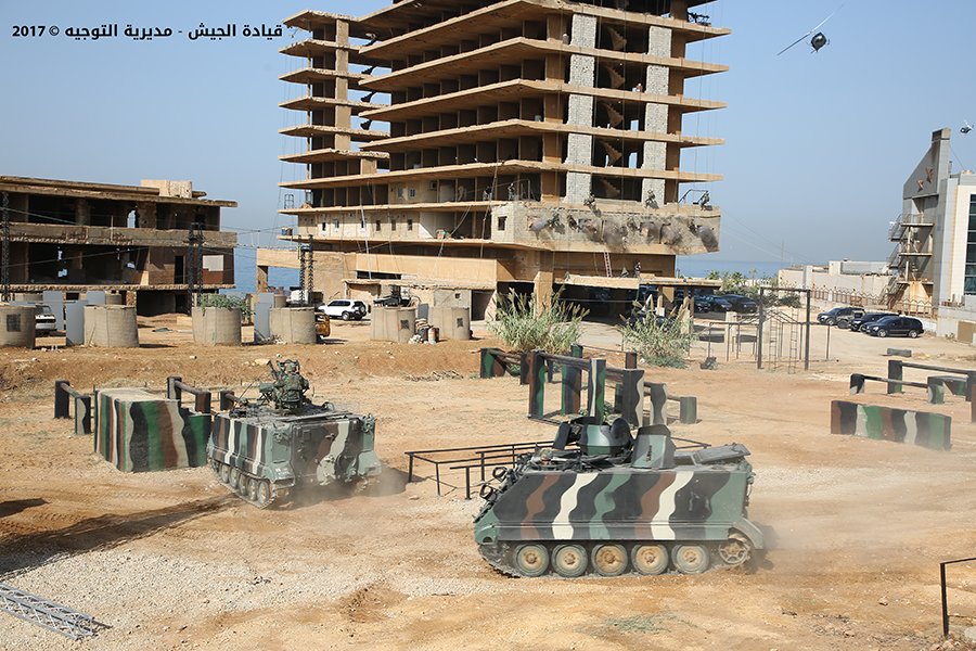 LebarmyOfficial's tweet photo. تمرين تكتي بحضور قائد الجيش في منطقة الجناح حول مهاجمة مبنى على الشاطئ تتحصن فيه مجموعة من الارهابيين
https://t.co/gN7zVUECP8 https://t.co/eVItd7jsy5