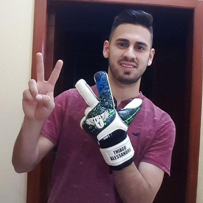 MB1Ecuador's tweet photo. Lúcete como Thiago Alessandro que usa los #whiteNeon  Guante con un calce ideal y un agarre perfecto.  #somosmb1 #somosEscuador #guardameta https://t.co/TZrftyeWUG