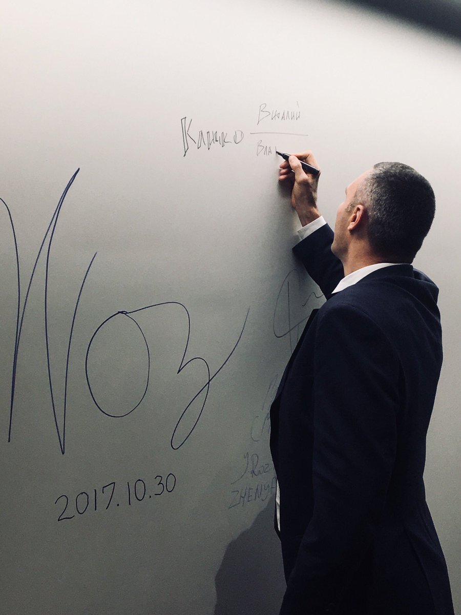 UNIT_Factory's tweet photo. Колекція автографів в #UNIT_Factory поповнюється. #Klitschko #authograph #education #programming #IT #guests https://t.co/2t54BWupCF