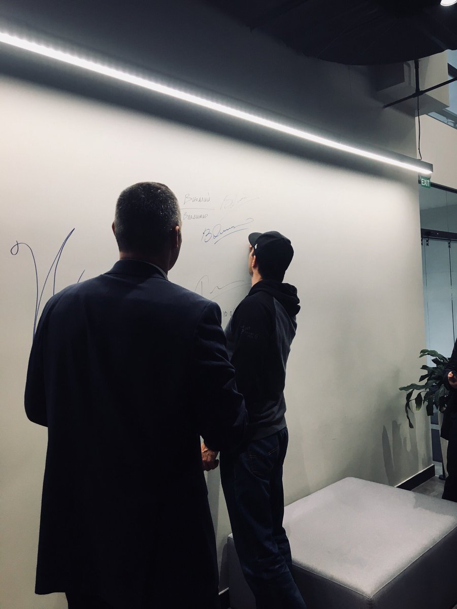UNIT_Factory's tweet photo. Колекція автографів в #UNIT_Factory поповнюється. #Klitschko #authograph #education #programming #IT #guests https://t.co/2t54BWupCF