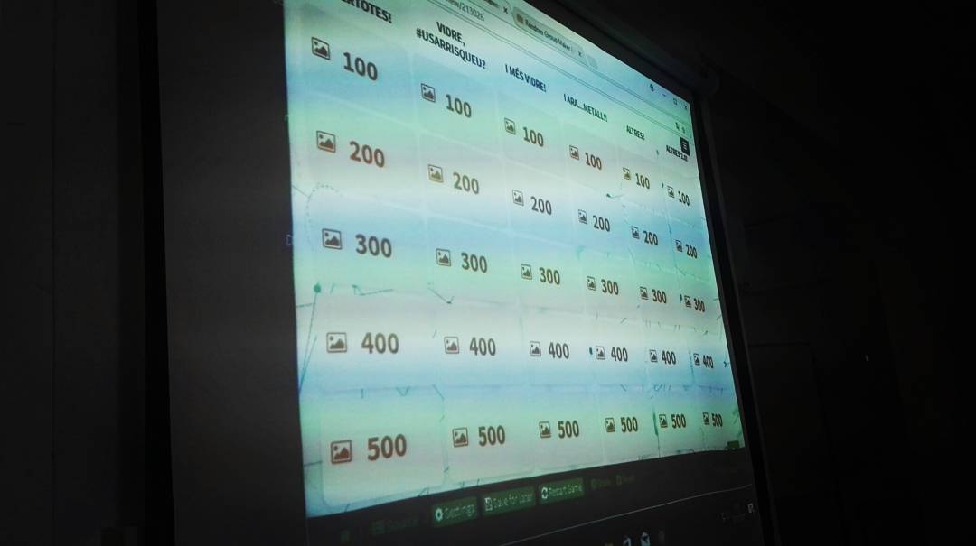 EducemGran's tweet photo. Avui superconcurs #Jeopardy amb @flipquiz sobre material de #laboratori a #FAR1!
Molta tensió😫😫😫 però finalment hem tingut uns guanyadors! https://t.co/CAYPZcOHBZ