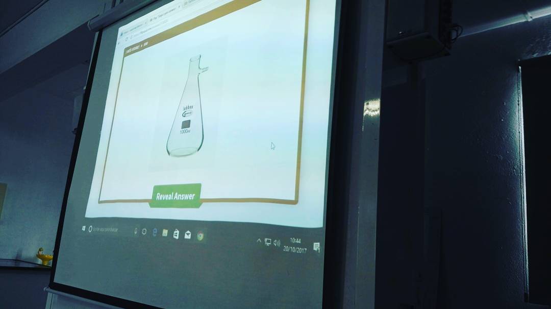 EducemGran's tweet photo. Avui superconcurs #Jeopardy amb @flipquiz sobre material de #laboratori a #FAR1!
Molta tensió😫😫😫 però finalment hem tingut uns guanyadors! https://t.co/CAYPZcOHBZ