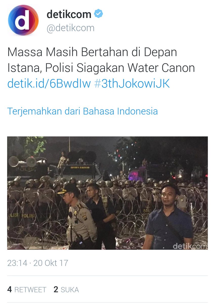 Hampir tengah malam dan mahasiswa masih bertahan. Pak Polisi jgn main ancam dgn tindakan represif ya #SidangRakyat