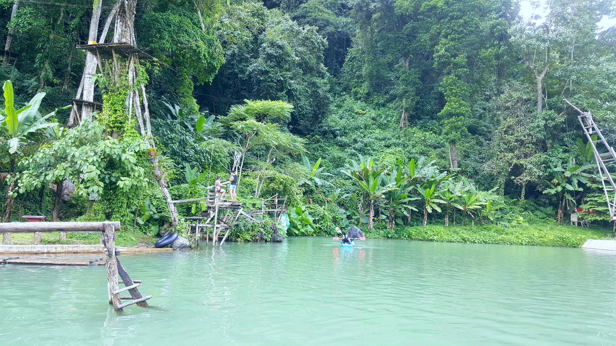 pearriiz's tweet photo. ทุลักทุเลนิดหน่อย แต่เอาเป็นว่า... "สวย" #bluelagoon3 #vangvieng #laos https://t.co/Nz26uBzuWg