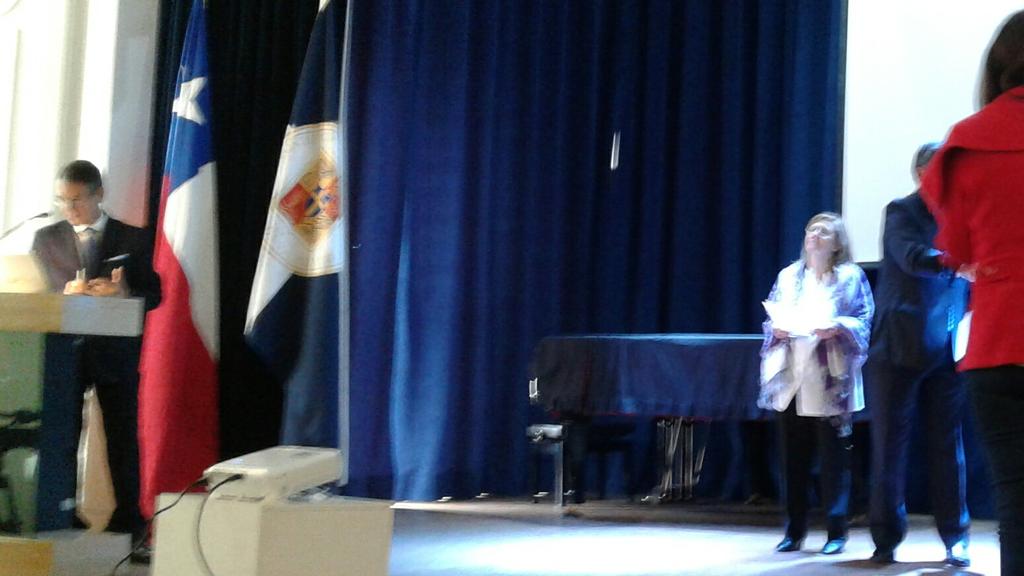 Entregan distinción a <a href="/nigropatricia/">Patricia Nigro</a> y otros organizadores por su labor en <a href="/FELAFACS2017/">FELAFACS 2017</a> <a href="/FcomAustral/">Facultad de Comunicación · Universidad Austral</a>