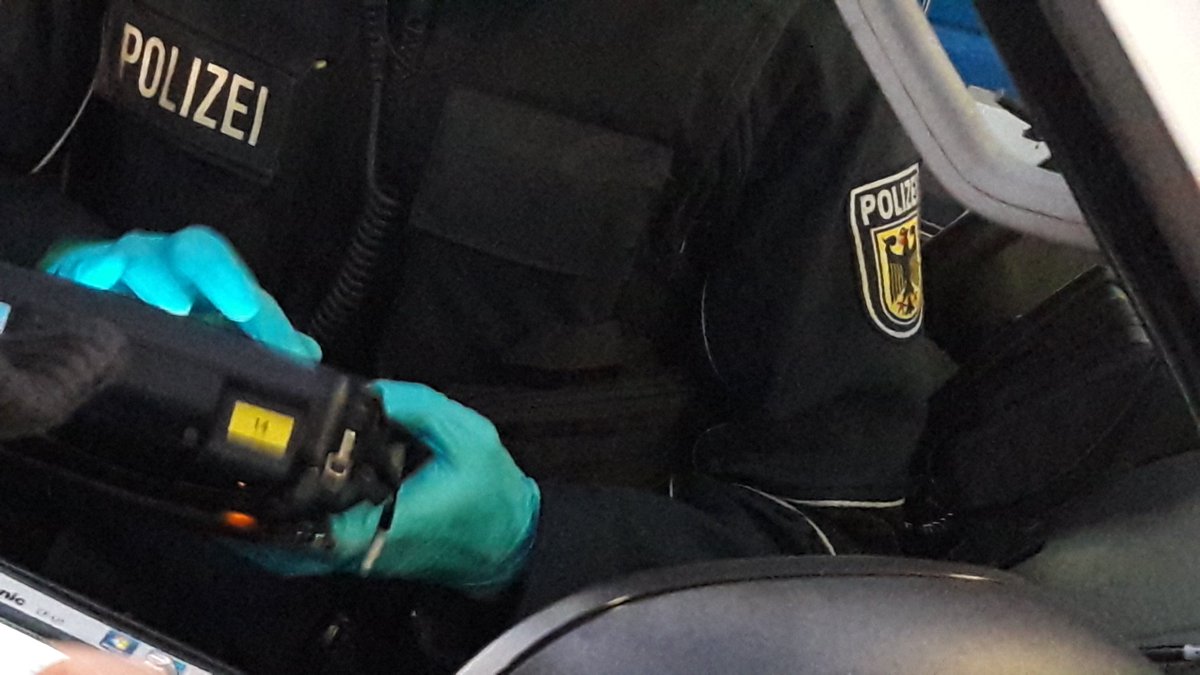 PolizeiBerlin_E's tweet photo. Die @bpol_b unterstützt den Einsatz am #Alex und kann mit #FastID schnell die Identität der Personen ermitteln. https://t.co/CQYJQjPmeU