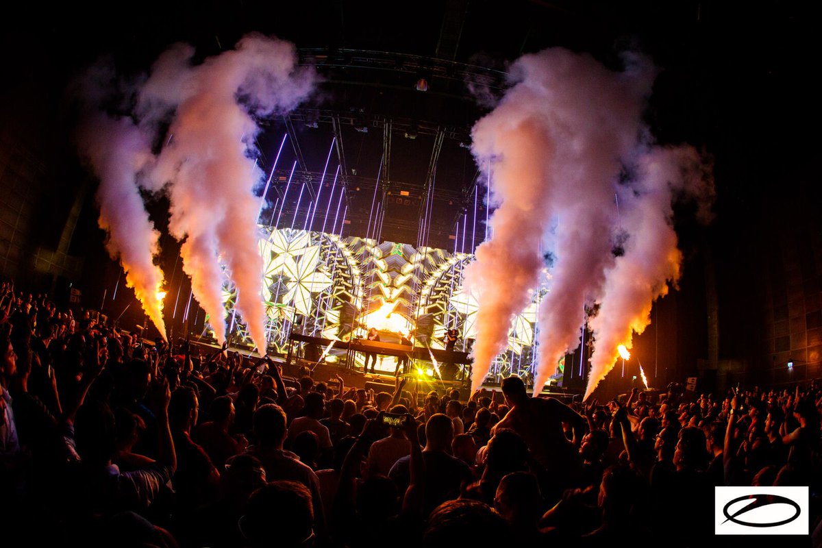 TheMusicEss's tweet photo. .@asot #ADE2017 special was really incredible last night! Thank you for having us. #THEatADE #trance #ASOT836 https://t.co/BAOO1TVV3G