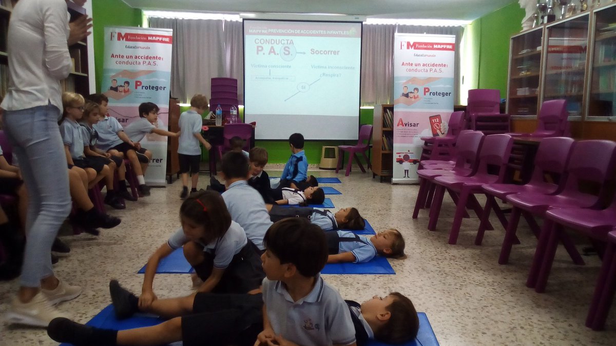 lucycala8's tweet photo. El miércoles los alumnos de 1°B  @Sagradafamiliah  tuvimos el taller de 1os auxilios gracias a @MAPFRE

Aprendimos muchas cosas!!!😃🚨 https://t.co/mTRhgB3G1v