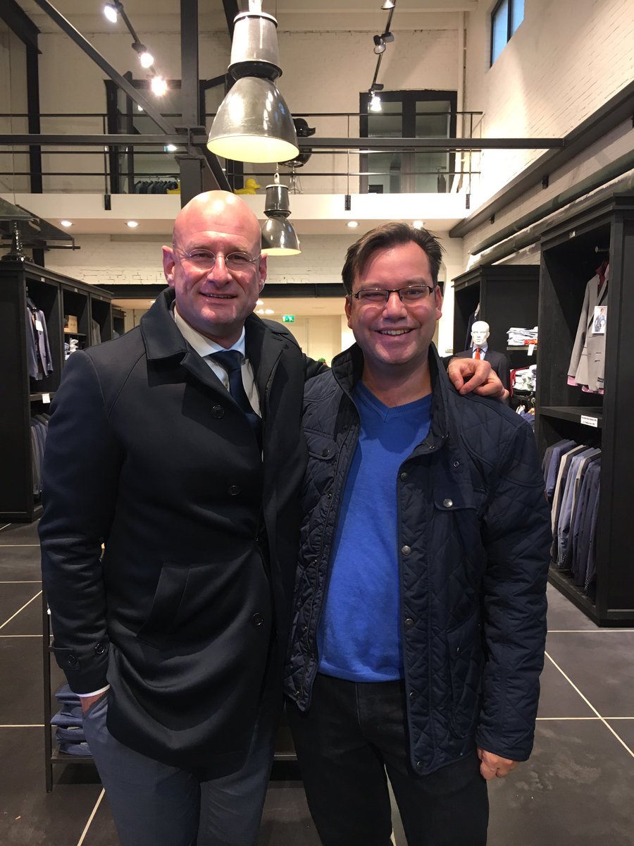 Sta je bij Schutz in Hoorn om een pak te kopen, en wie komt er binnen om hetzelfde te doen? #vrijdagburgemeesterpakkenkoopdag