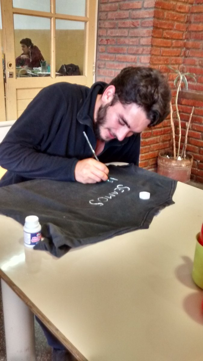 manutuacosta10's tweet photo. Pintando una remera con el profe de folclore! @lmluna700 @Saloacostaa_ @Mauricarrasco0 https://t.co/f1SFryGWfN