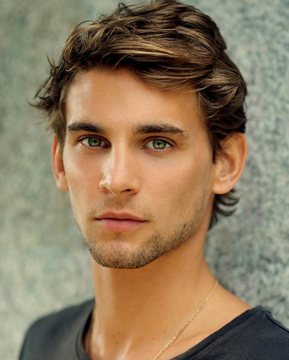 放し飼いのキリン 普通のスコット イーストウッドは若い頃のヒュー ジャックマンっぽいんだけど 顔をしかめた時の顔が父ちゃんそっくりだった それよりも弟役やったフレディー ソープがやんちゃでかわいかったからこれから活躍してほしい こういう甘めな