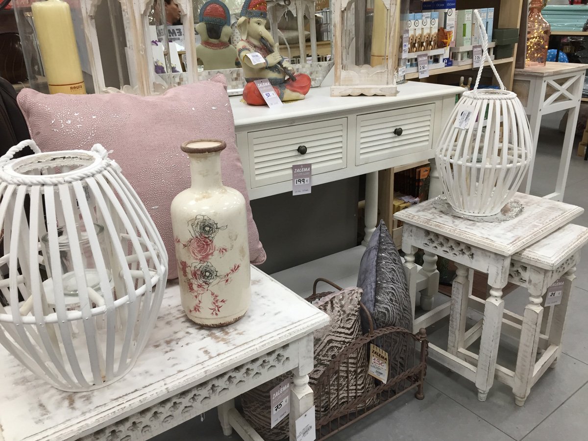 ZalemaHogar's tweet photo. Zona de muebles en tonos claros, donde destaca un jarrón clásico con ilustraciones de rosas y unos faroles de caña. https://t.co/WF7yHdOfuK