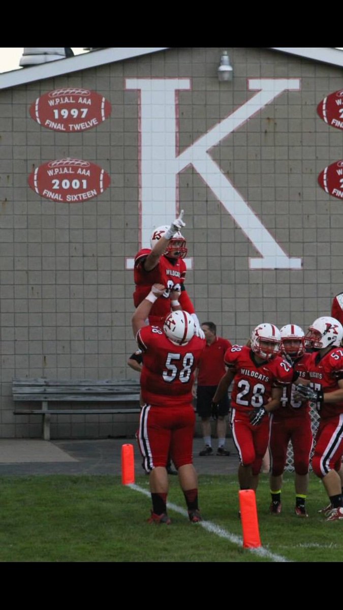 ZaneDudek33's tweet image. Can’t believe tonight’s the last game ever on this field. Not in ideal shape 😂 but our true home field advantage. Send it out right boys 🏈👍🏾